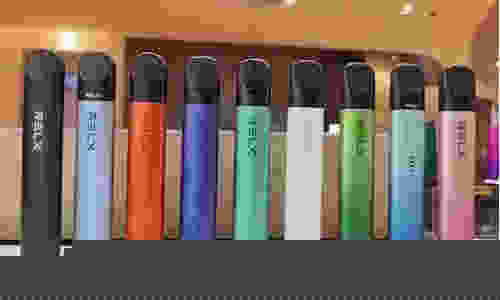 悅刻電子煙四代充電指示燈(悅刻電子煙充電時燈一閃一閃)