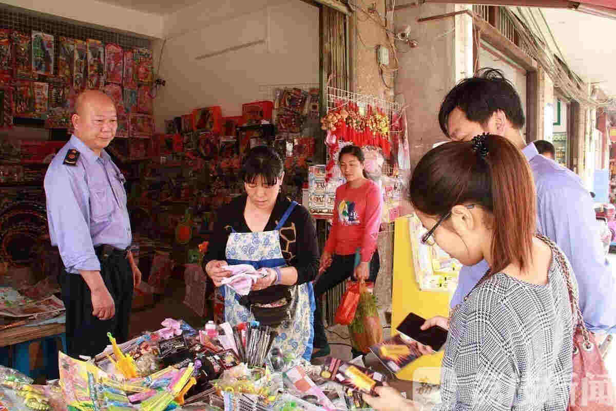 煙油哪里買江蘇省內多家小學附近“三無”電子煙“熱賣” 監管在哪里？