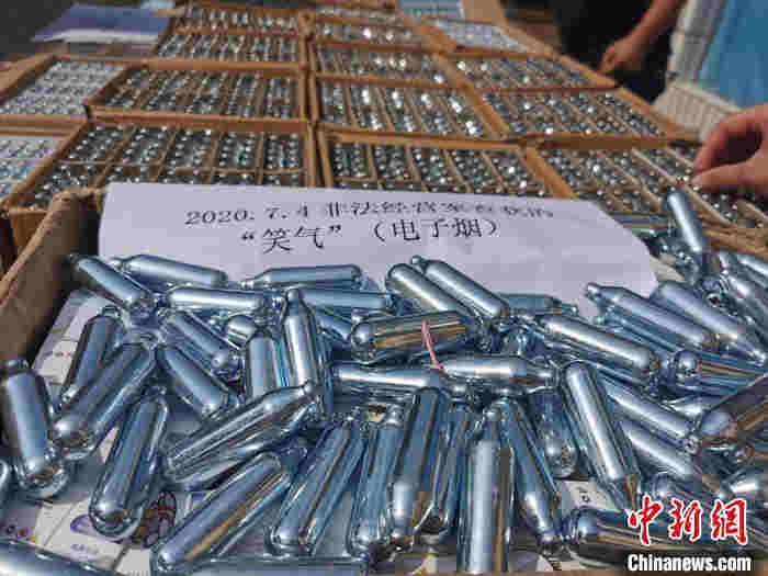 圖為警方查獲的“笑氣”?！Μ|瑋 攝