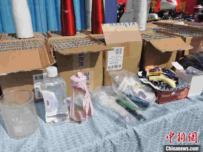 圖為警方查獲的“笑氣”、“上頭電子煙”及含有大麻的煙油?！Μ|瑋 攝