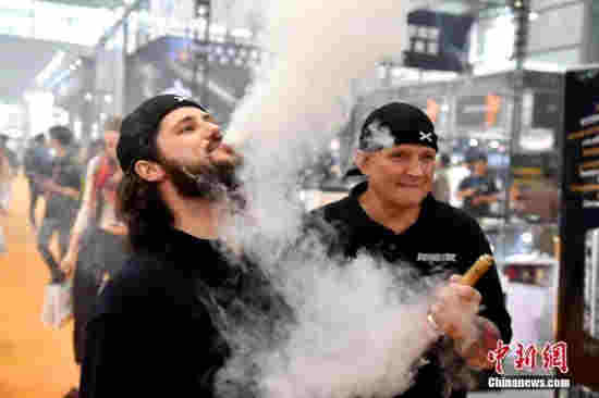 4月14日，第三屆電子煙國際產業博覽會在深圳會展中心舉行，展會吸引了包括美國、法國、英國、俄羅斯、馬來西亞等20多個國家和地區的近千個品牌參展，約2萬多名觀眾觀展。圖為電子煙參展商男子現場展示。 中新社記者 陳文 攝