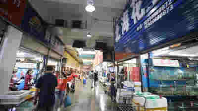 市民在青石橋海鮮市場購買海鮮