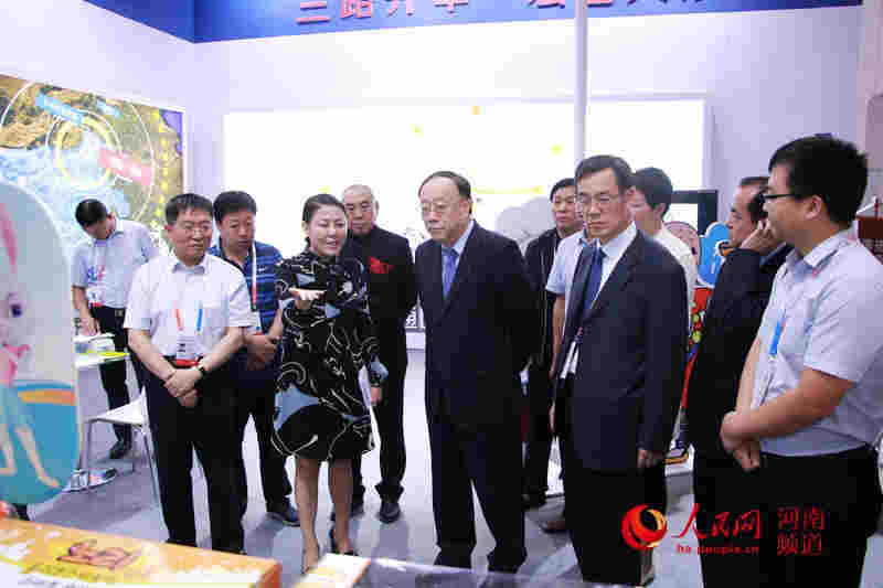 “河南服務”亮相京交會　　“河南服務，出彩中原”“三路並舉，宏圖大展”，第五屆中國（北京）國際服務貿易交易會（簡稱京交會）河南展廳大氣磅礡、美輪美奐。5月28日，京交會在北京國家會議中心隆重開幕，吸引了120個國家和地區參會……【詳細】