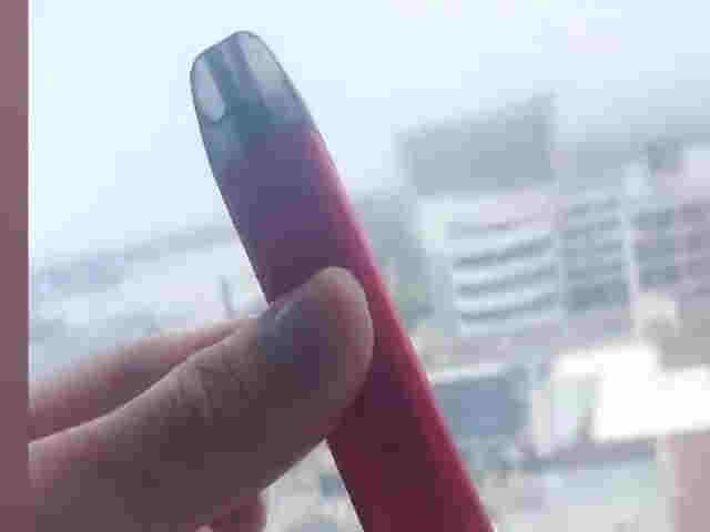 文具店銷售20元一根的電子煙給學生，家長怒斥：我家孩子上癮了 