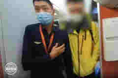 男子在飛機上抽電子煙，落地后傻眼了：以為過了安檢就能抽