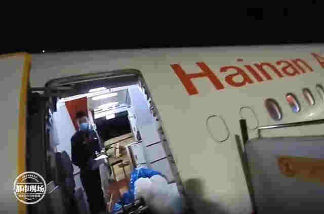 男子在飛機上抽電子煙，落地后傻眼了：以為過了安檢就能抽 