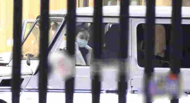 馬思純車內抽電子煙，在媽媽面前毫不避諱，吞云吐霧熟練似老手 