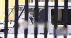 馬思純車內抽電子煙，在媽媽面前毫不避諱，吞云吐霧熟練似老手