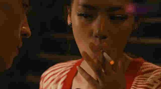 馬思純車內抽電子煙，在媽媽面前毫不避諱，吞云吐霧熟練似老手 