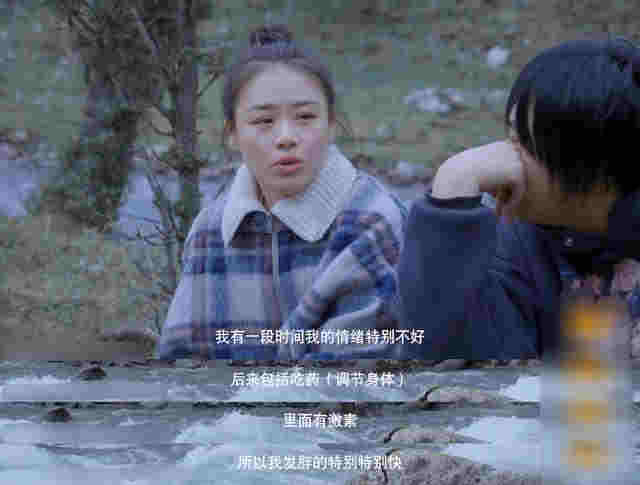 馬思純車內抽電子煙，在媽媽面前毫不避諱，吞云吐霧熟練似老手 