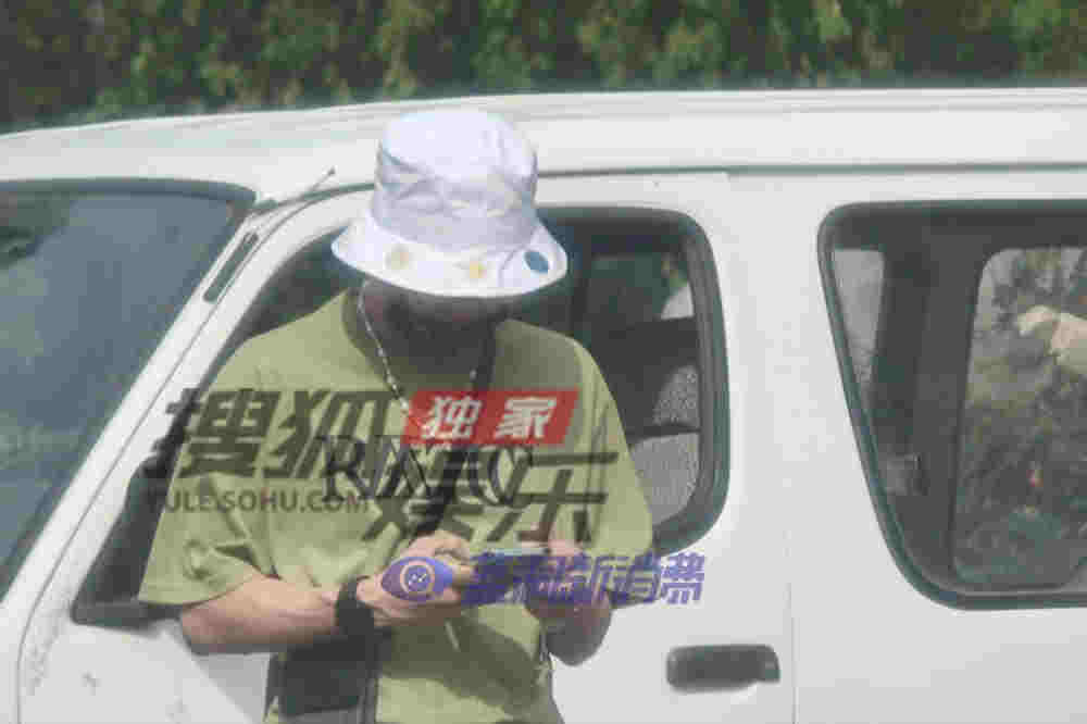 又一明星使用電子煙：張欣堯路邊等車吸電子煙 