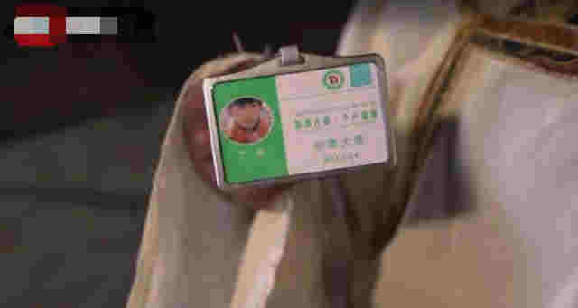 丁真抽電子煙視頻疑曝光，口吐白煙一臉享受，公司回應顯傲慢 