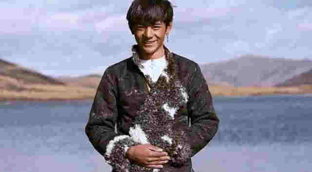 丁真吸煙視頻曝光動作熟練，公司回應惹爭議：電子煙不是煙 