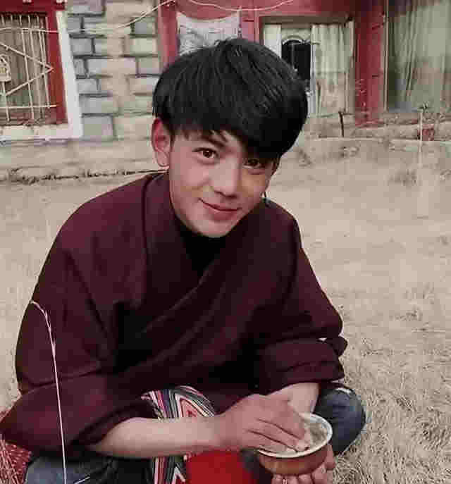 丁真吸煙視頻曝光動作熟練，公司回應惹爭議：電子煙不是煙 