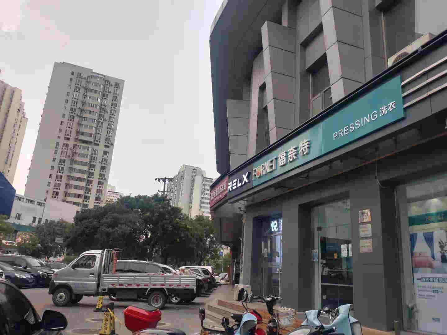 強監管下的電子煙：線上假貨泛濫，專賣店產品低價銷往微商，18歲門檻仍同虛設 