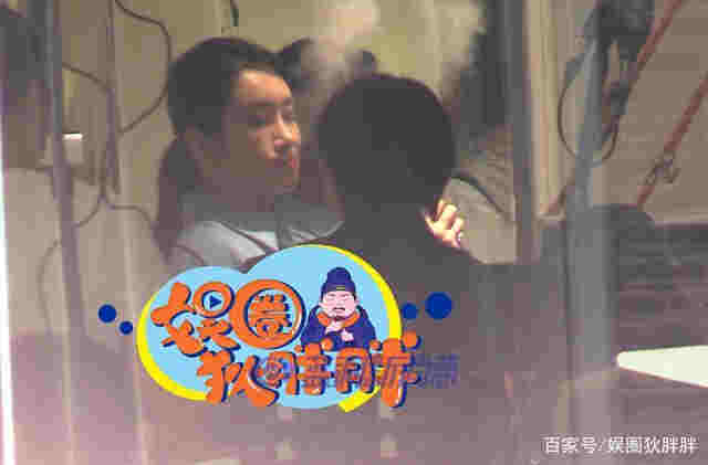 秦海璐片場休息時抽電子煙，動作熟練似老用戶 